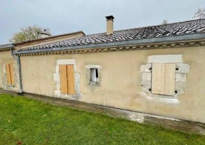 Façade en pierre avec volets en bois fermés