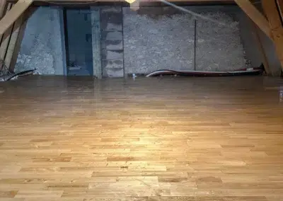 Grenier rénové avec parquet massif en bois clair