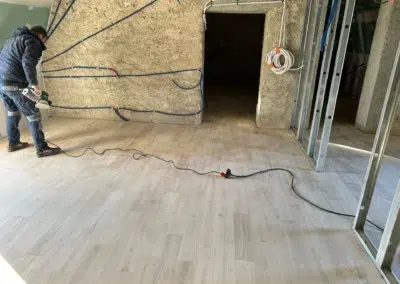 Homme travaillant sur un sol en parquet clair