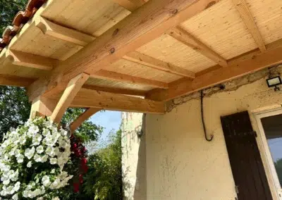 Charpente en bois avec fleurs blanches